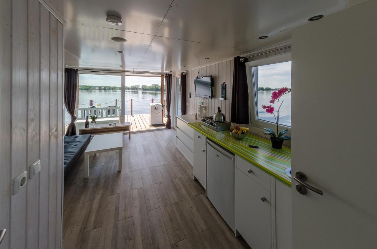 Hotel Feststehendes Hausboot Kolonie Zern Esterno foto