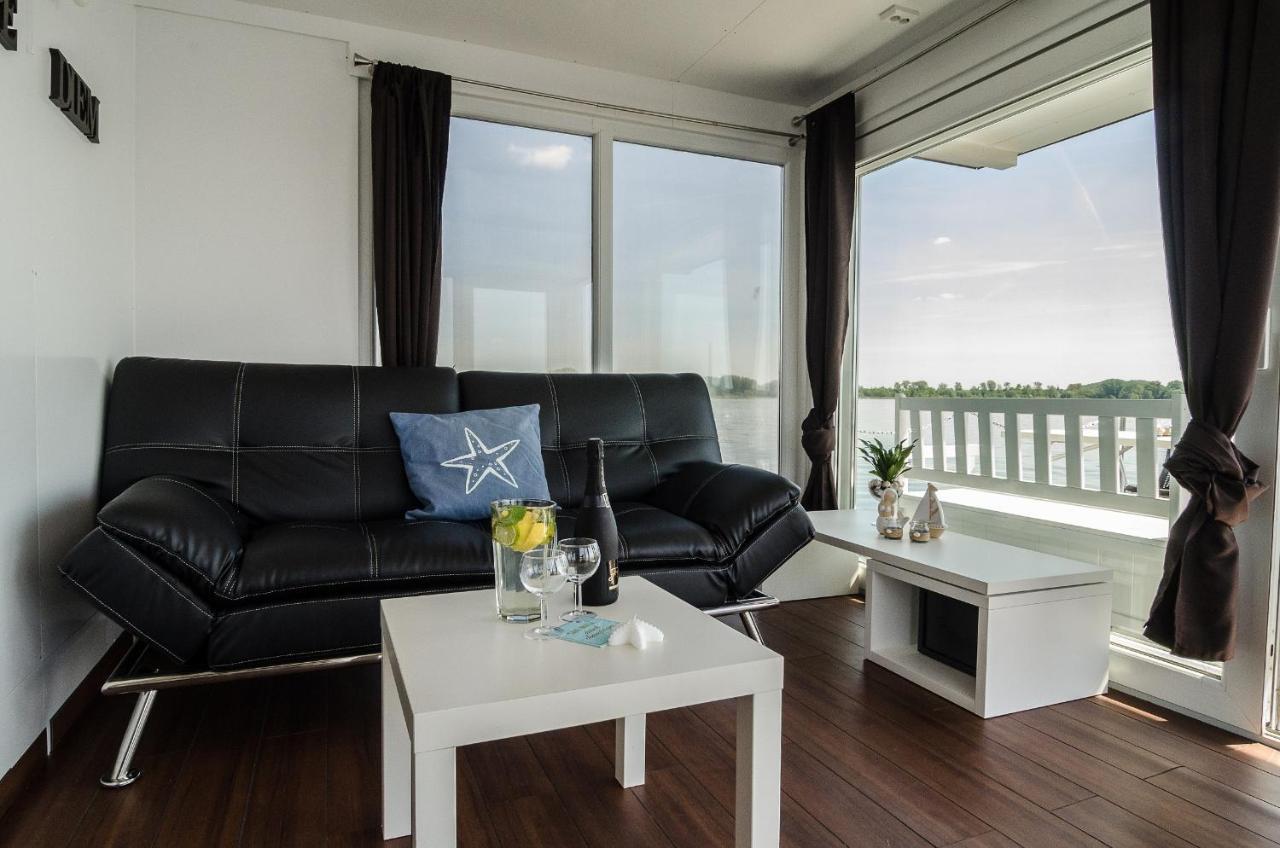 Hotel Feststehendes Hausboot Kolonie Zern Esterno foto